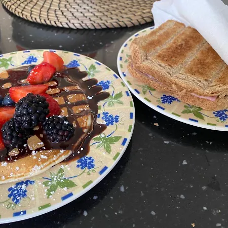 לינה וארוחת בוקר Bellaisa 4*