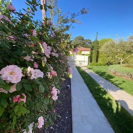 לינה וארוחת בוקר Bellaisa 4*